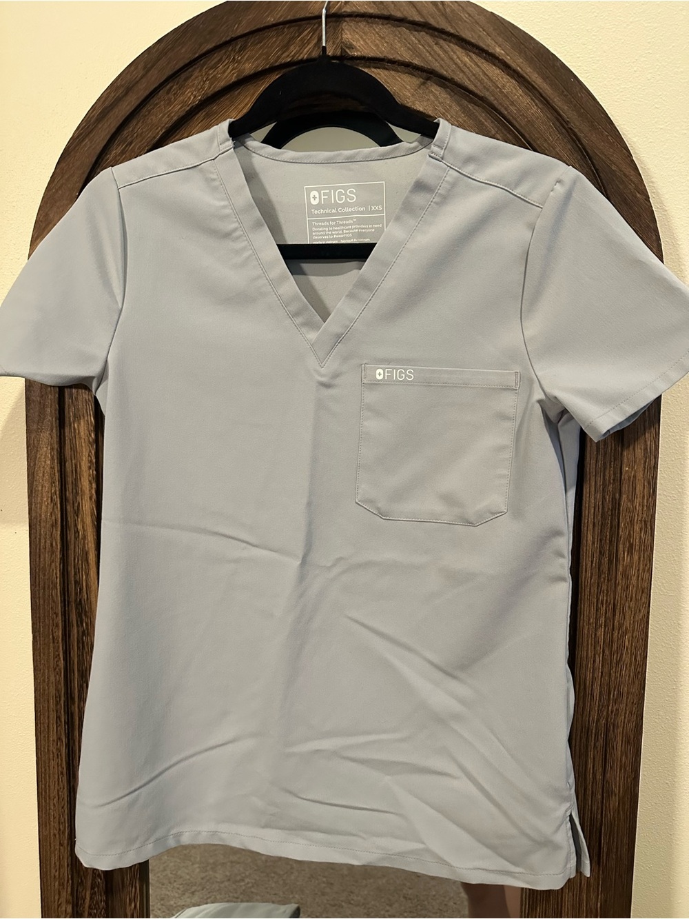 Figs Women's V-Neck Scrub Top - Light Gray